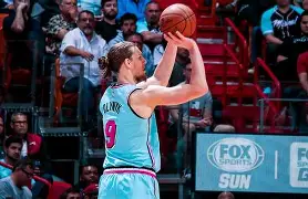 雄鹿字母哥顶薪续约